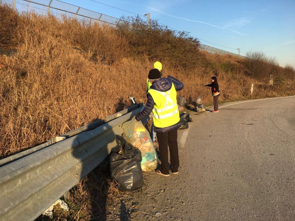 Volontari raccolta rifiuti Romentino (2)