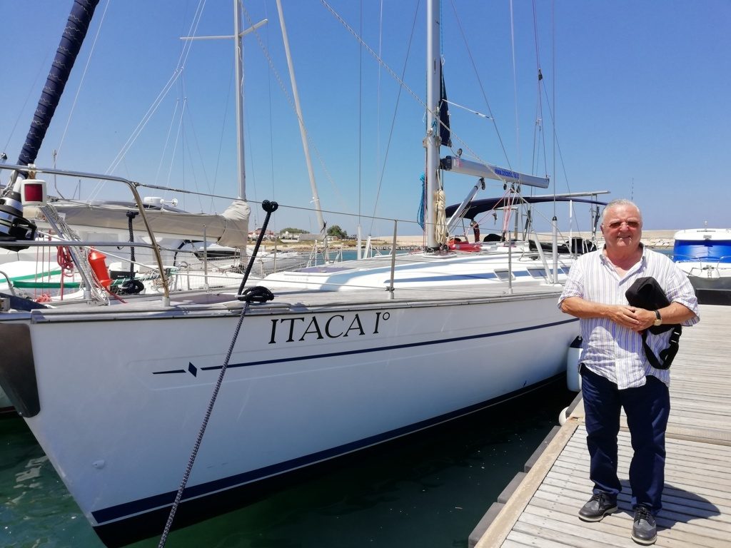 Alfonso Casale Telcom spa con barca a vela Itaca al porto di Ostuni