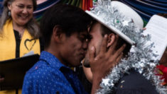 primo matrimonio lgbt della carovana di migranti Confine Messico Sud Stati Uniti Erik e Pedro immigrati