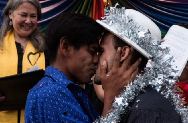 primo matrimonio lgbt della carovana di migranti Confine Messico Sud Stati Uniti Erik e Pedro immigrati