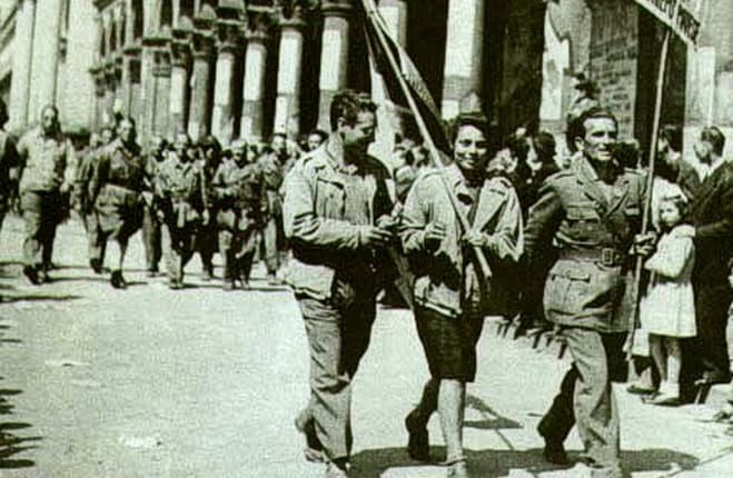 25 aprile festa della liberazione partigiani sfilano