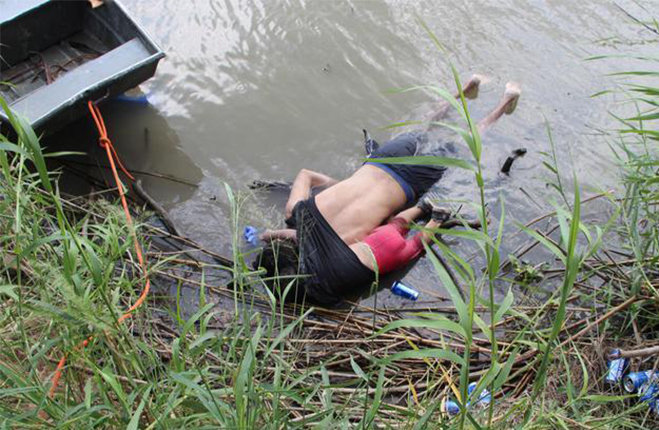 Messico foto padre e figlia annegati confine America migranti