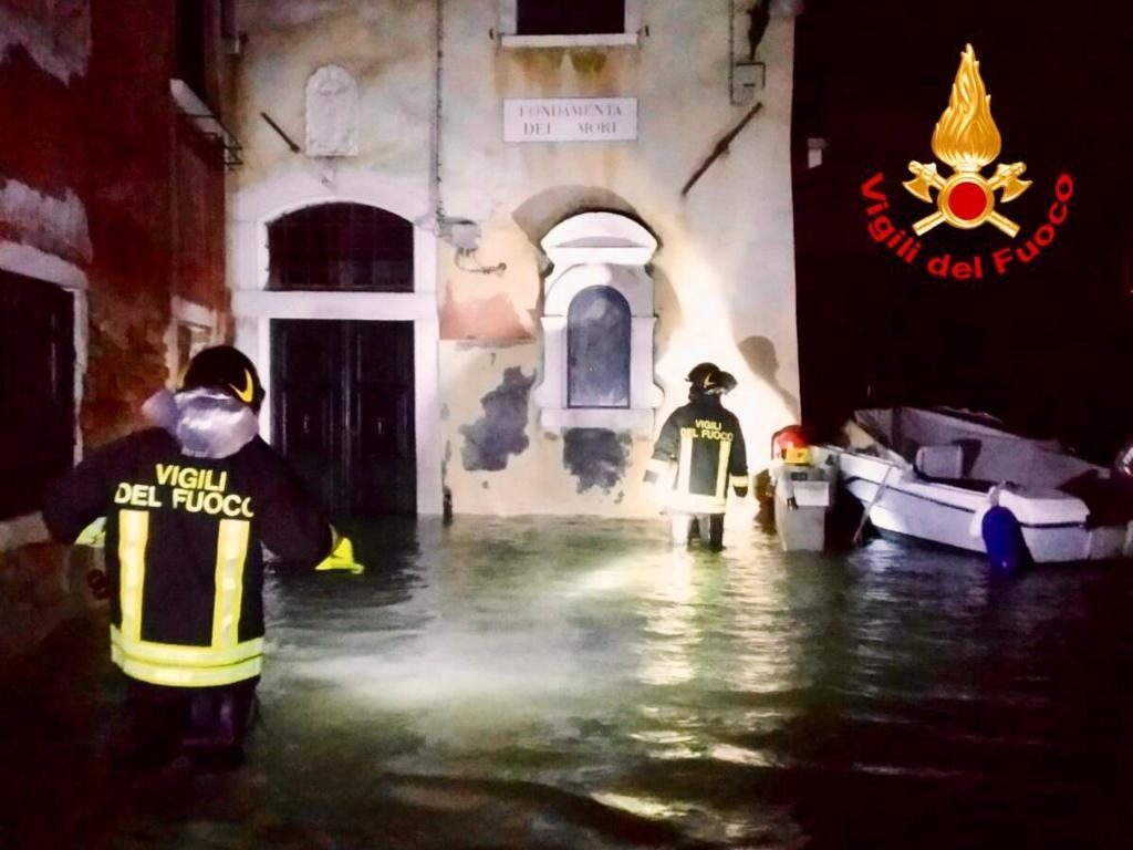 alluvione venezia vigili del fuoco