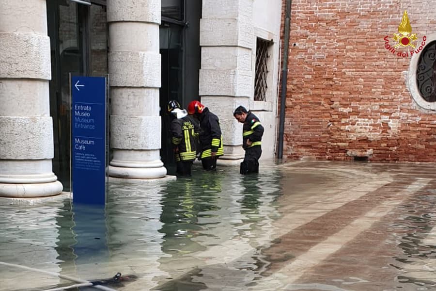 alluvione venezia vigili del fuoco