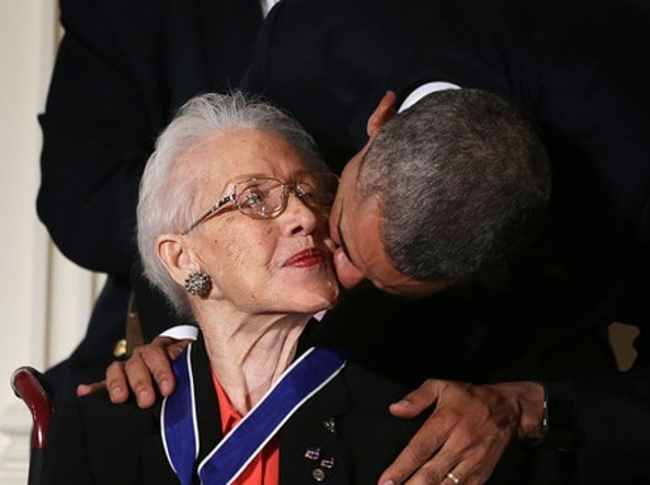 Il Presidente Barack Obama saluta Katherine Johnson dopo averle conferito la Presidential Medal of Freedom. (2015)