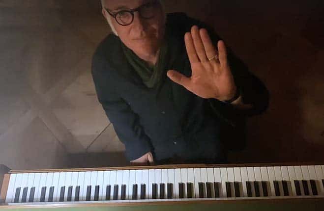 Ludovico Einaudi suona per coronavirus greepeace