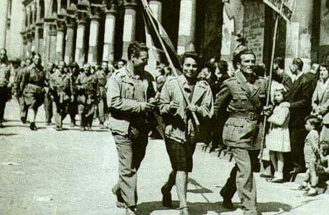 Partigiani_sfilano_per_le_strade_di_milano La madre del Partigiano poesia Gianni Rodari