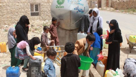Yemen_OGAB_100117_People collecting water in Khamir_credit Oxfam Covid19, milioni di profughi ammassati senza acqua pulita. Oxfam Impossibile combattere il contagio