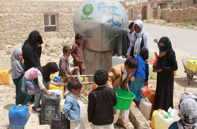 Yemen_OGAB_100117_People collecting water in Khamir_credit Oxfam Covid19, milioni di profughi ammassati senza acqua pulita. Oxfam Impossibile combattere il contagio