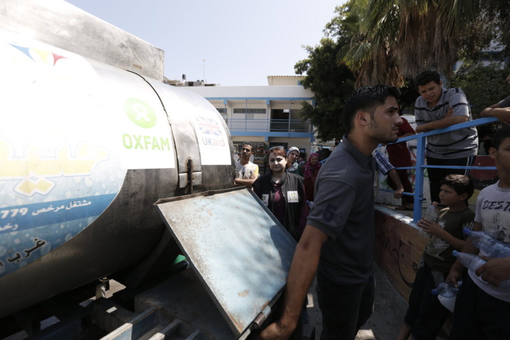 Territori Occupati Palestinesi. Gaza. Oxfam ha fornito camion pieni di acqua potabile per migliaia di famiglie che sono fuggite dalle loro case_Credit Oxfam
