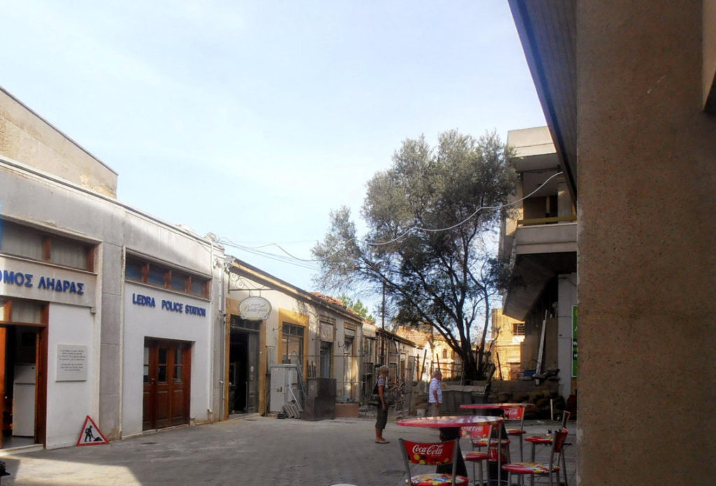 Camminando verso la frontiera appare di sfondo lo spettro della zona neutra di Nicosia
