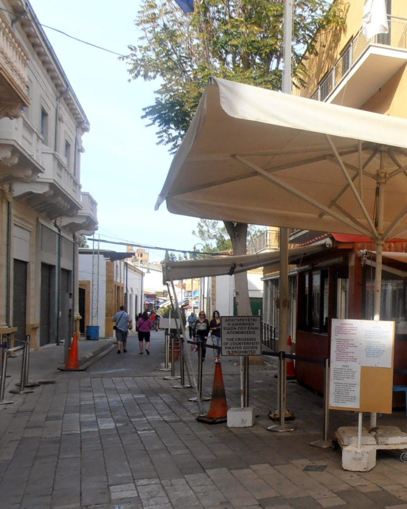 Posto di blocco greco poco prima di passare la frontiere ed arrivare nella zona turca di Nicosia