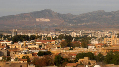 Veduta dalla Torre di Shacolas, Nicosia, Cipro. Sulle montagne, la bandiera turca