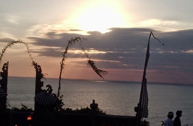 Tramonto dal teatro di Pura Luhur Ulu Watu, Bali, Indonesia