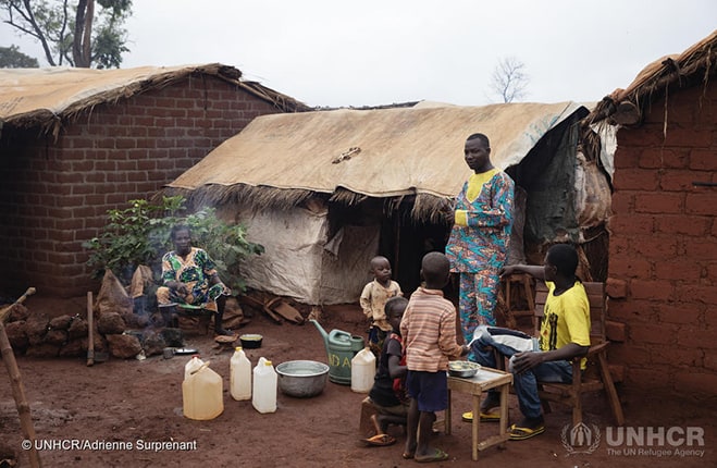 UNHCR NELLA FOTO Una famiglia fa colazione nel sito PK3 per gli sfollati interni nella Repubblica Centrafricana