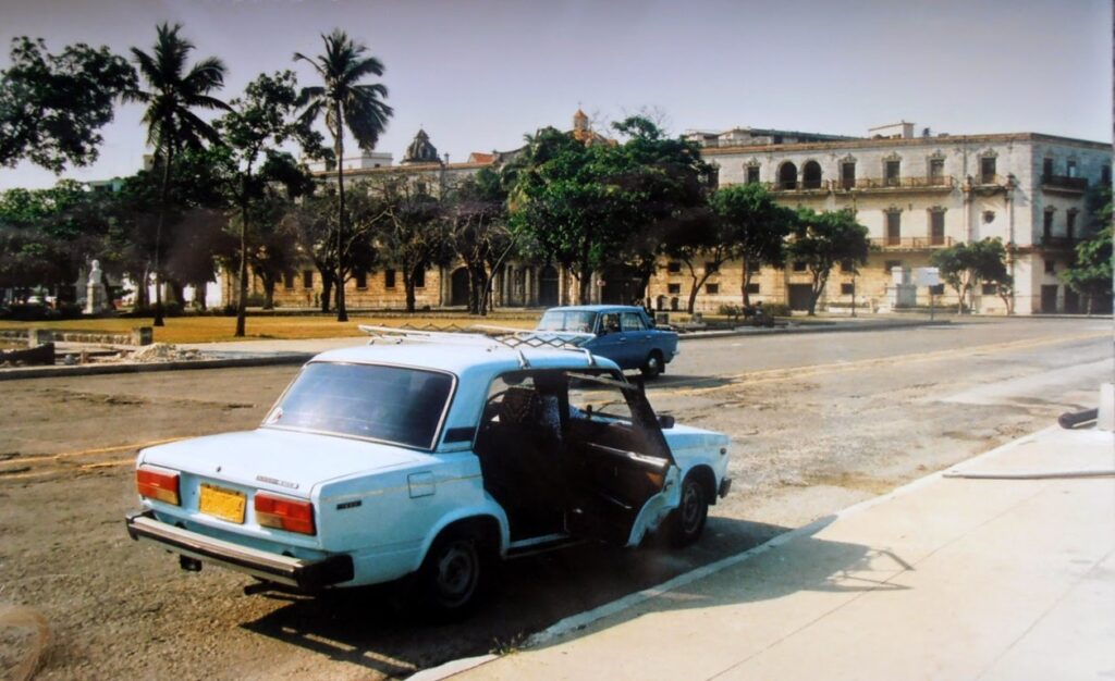 Un'automobile a cui mancano i vetri ai finestrini, La Habana, Cuba