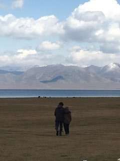 Due amici camminano abbracciati vero il lago Son Kul - Kirghizistan