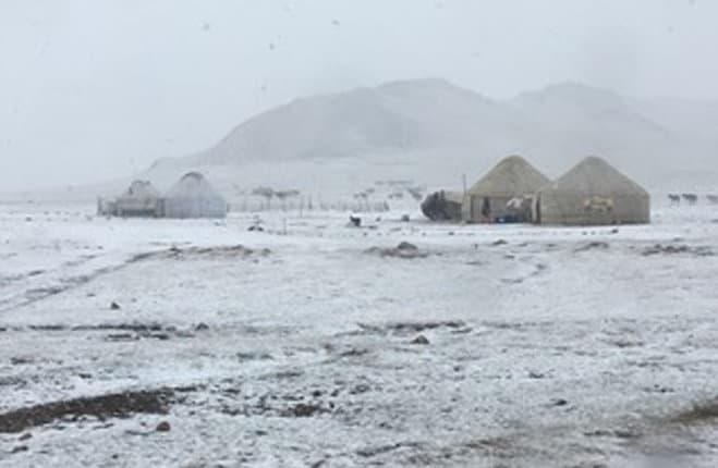 Gruppo di tende yurta durante una tempesta di neve in agosto, lago Son Kul - Kirghizistan