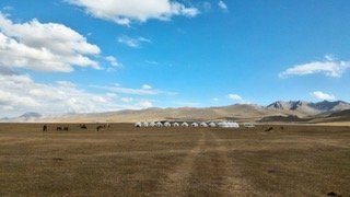 Panorama di un gruppo di tende yurta lungo il lago Son Kul - Kirghizistan