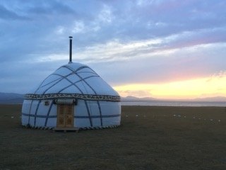 Yurta kirghiza al tramonto, lago Son Kul - Kirghizistan