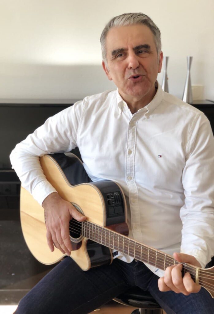 Franco Mattoni alla chitarra