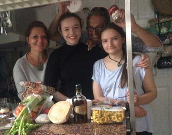 Da sinistra: la moglie Sabine, la figlia Sara, Antonio, la figlia Lidia, di ritorno da un viaggio in Italia