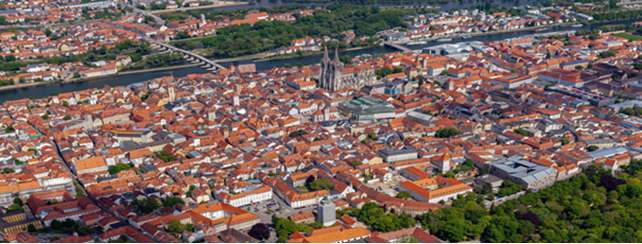  Veduta panoramica di Ratisbona. Al centro si vede il Duomo e il Ponte di Pietra sul Danubio 