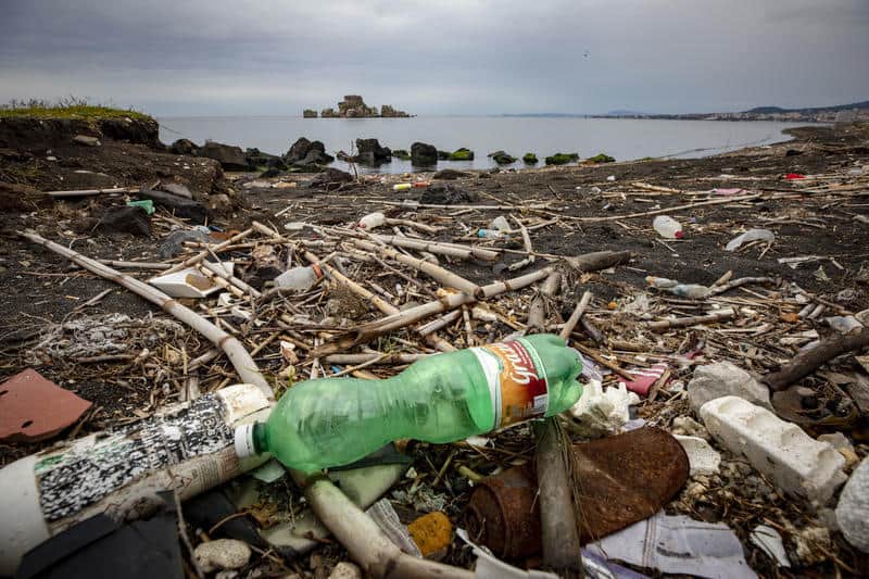 Plastic Radar Greenpeace riparte per segnalare i rifiuti che inquinano spiaggie, mari e laghi